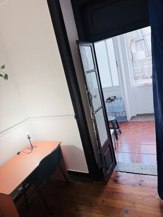 Quarto em arroios 2mn de metro de linha verde arroios rossio  cais do sodre