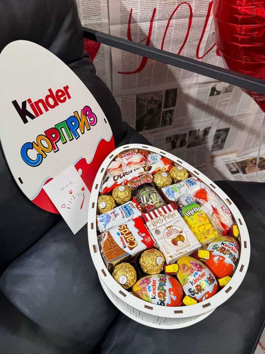 Подарунок до дня Валентина, солодощі в боксі Кіндер Сюрприз