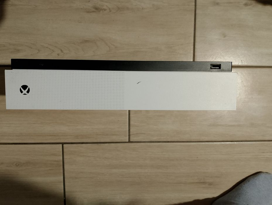 Xbox one s 1TB.2 gry