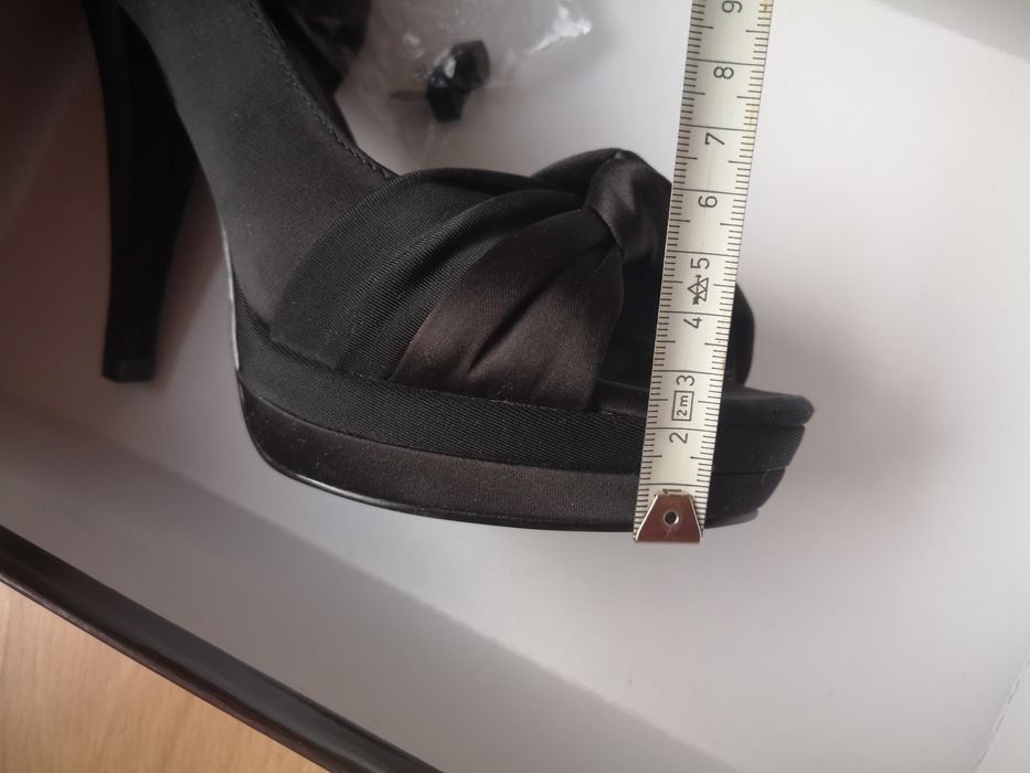 Szpilki czarne satynowe