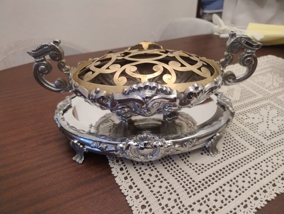 Floreira antiga em bom estado