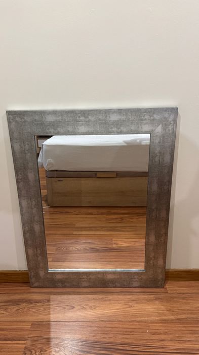 Espelho moderno com moldura cinzenta (69x89 cm)