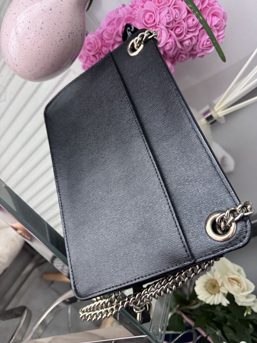 Czarna torebka furla