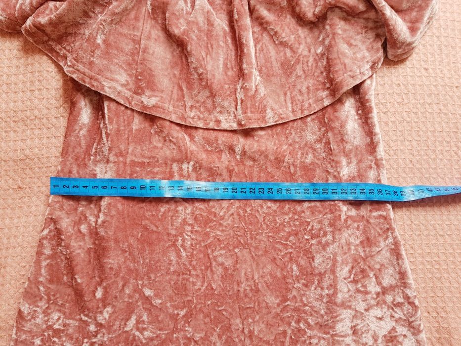 Welurowa różowa sukienka hiszpanka z falbanką na ramiona M