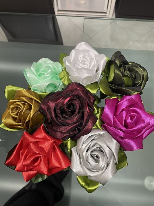 flores feitas com fitas de cetim