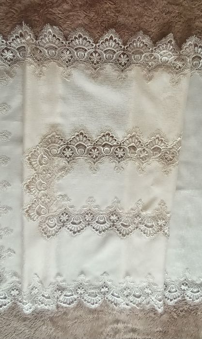 Elegancki obrus zdobiony gipiurą w kolorze ecru