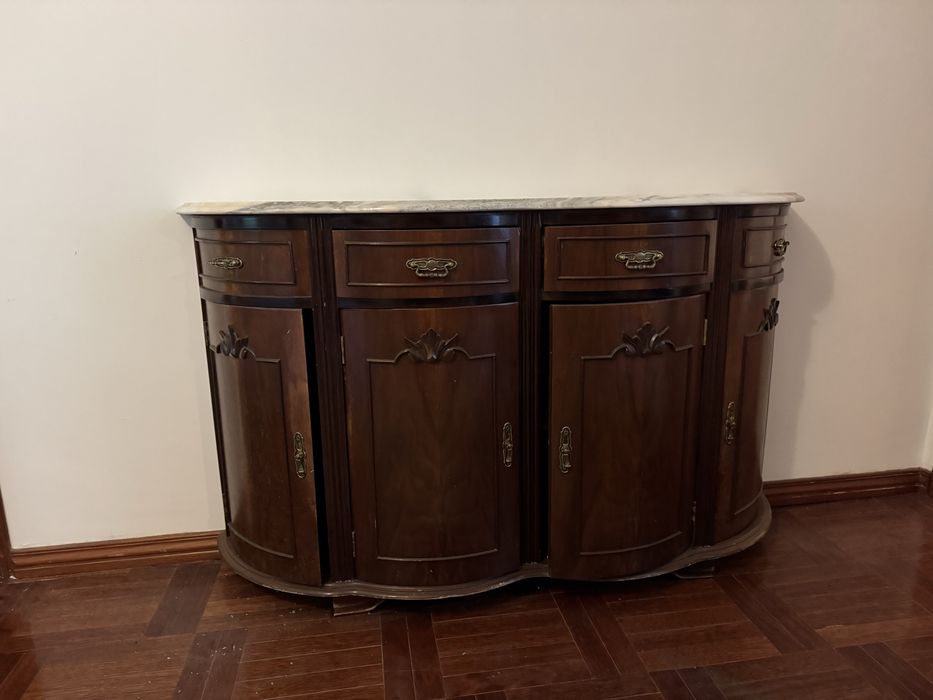 Sapateira clássica em madeira com tampo em mármore