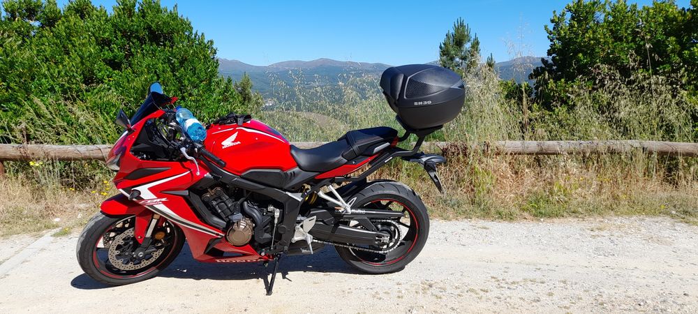 Honda CBR 650 R vermelha