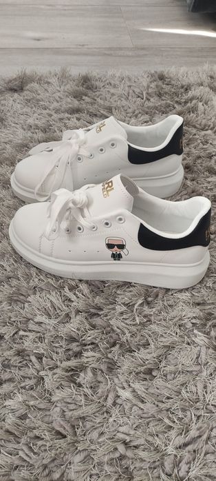 Nowe białe sneakersy