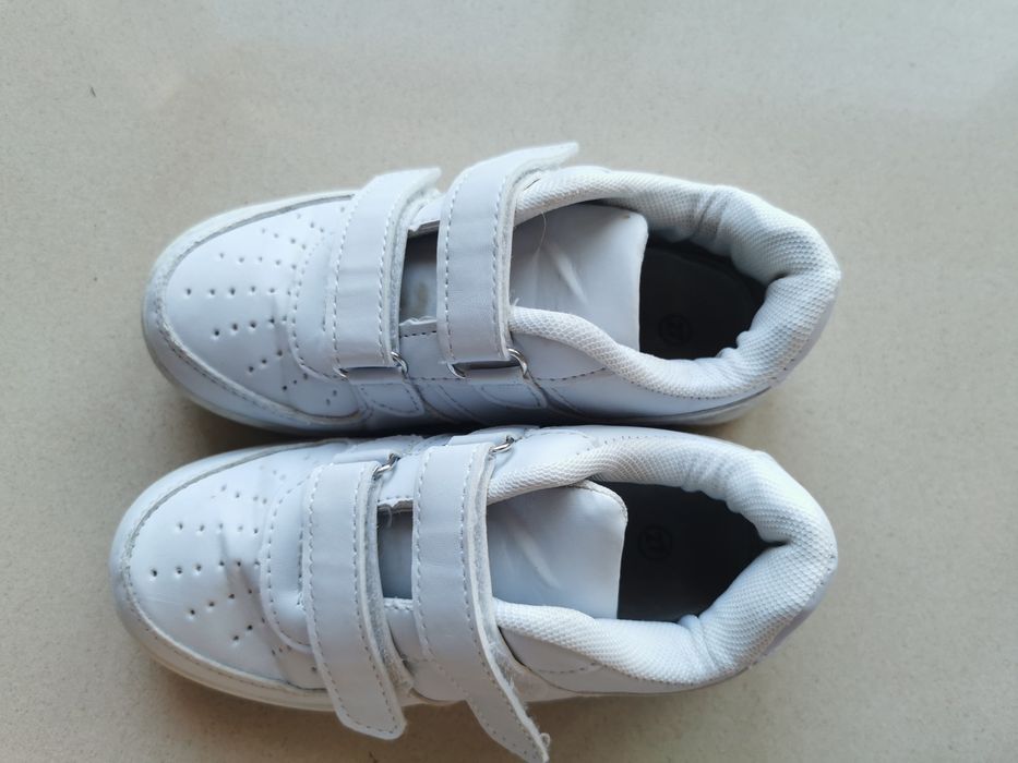Białe adidasy 27