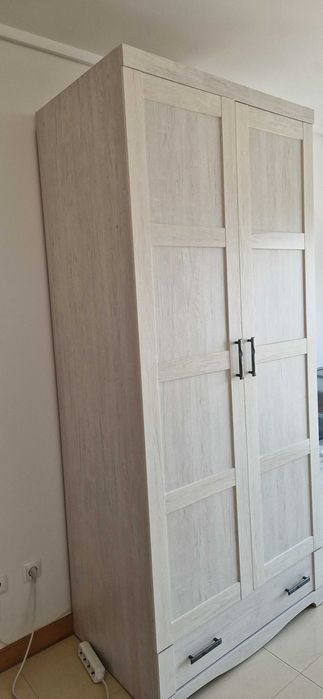 Armario de roupa branco quase novo