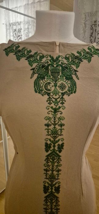 Сукня з вишивкою