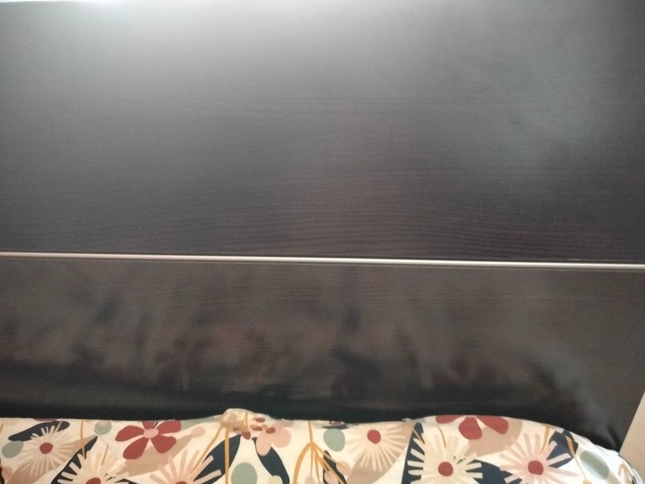 Mobília de casal 1 cama com estrado 1 cómoda e 2 mesas de cabeceira. Oferta de colchão.