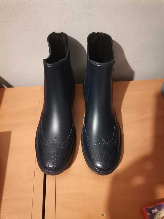 Mini botas e um par de sapato