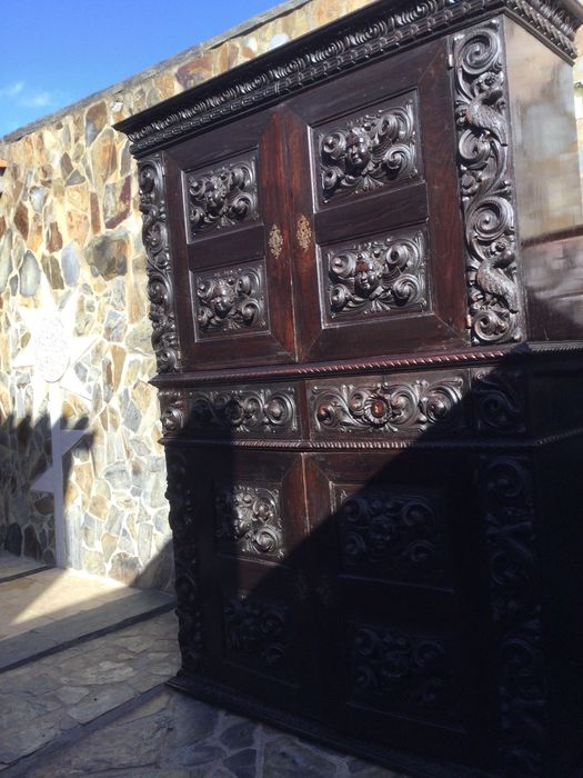 Móvel Copeiro séc XVIII Madeira maciça entalhada Anjos 2,26 mt altura