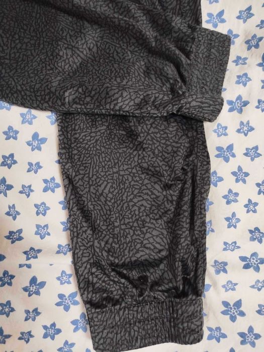 Spodnie dresowe Jordan Brand Boys w kolorze czarno/szarym z print em