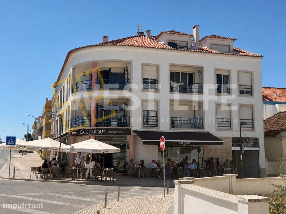 Apartamento T2 - no Centro de Santa Cruz a 150 metros da Praia - EX...
