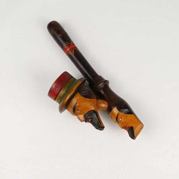 Invulgar cachimbo em madeira talhada e pintada à mão