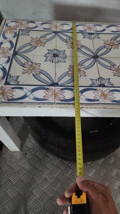 Vendo mesa de apoio madeira branca forrada a azulejos usada