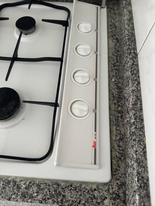 Cozinha usada lacada a branco em bom estado com pedra marmore e eletrodomesticos