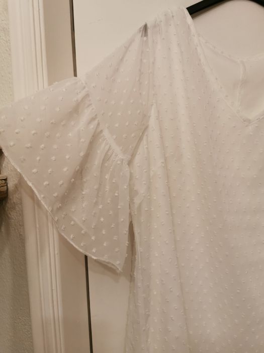 Vestido branco pelo joelho