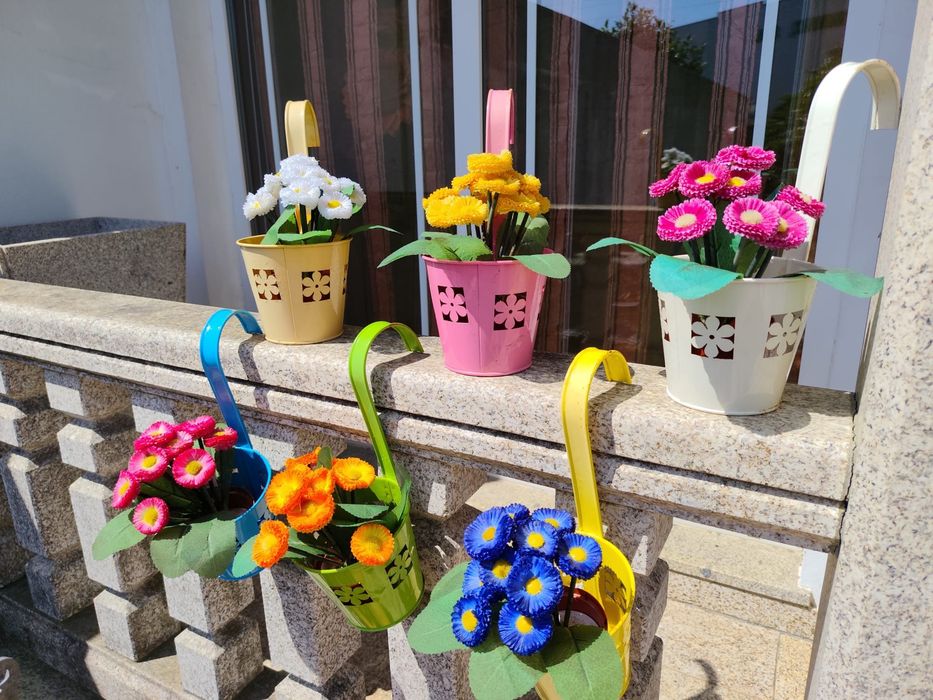 Seis suportes para vasos