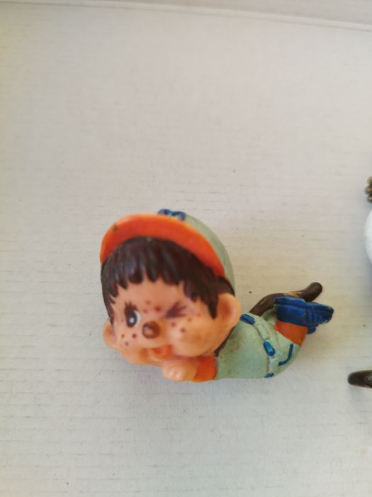 Miniaturas de Monchhichi (conhecidas como Kiki em França) a jogar base