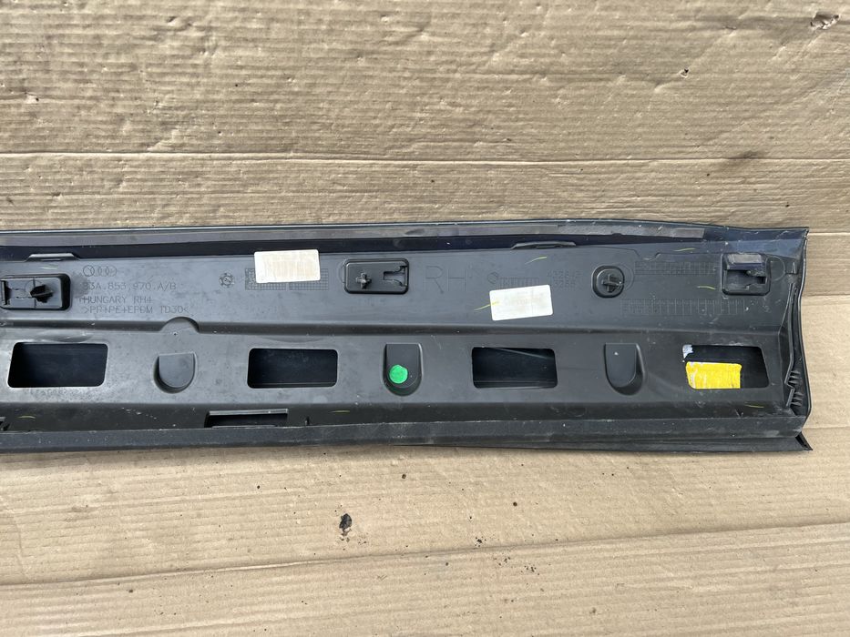 Накладка на двері задння права дверей ауді Q3 2023 50$