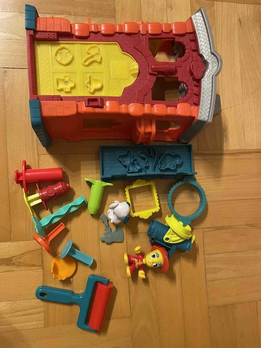 3 zestawy Zestaw Play-Doh remiza patera do ciast koniki Pony