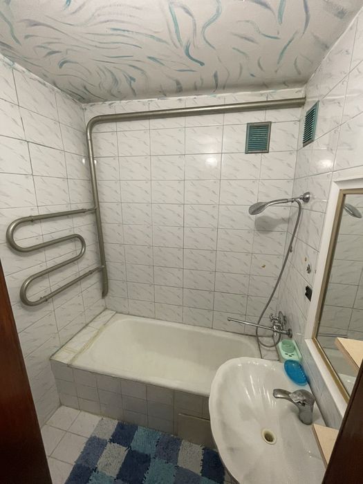 Продается 3 квартира.С очень большой лоджией..В шикарном районе.