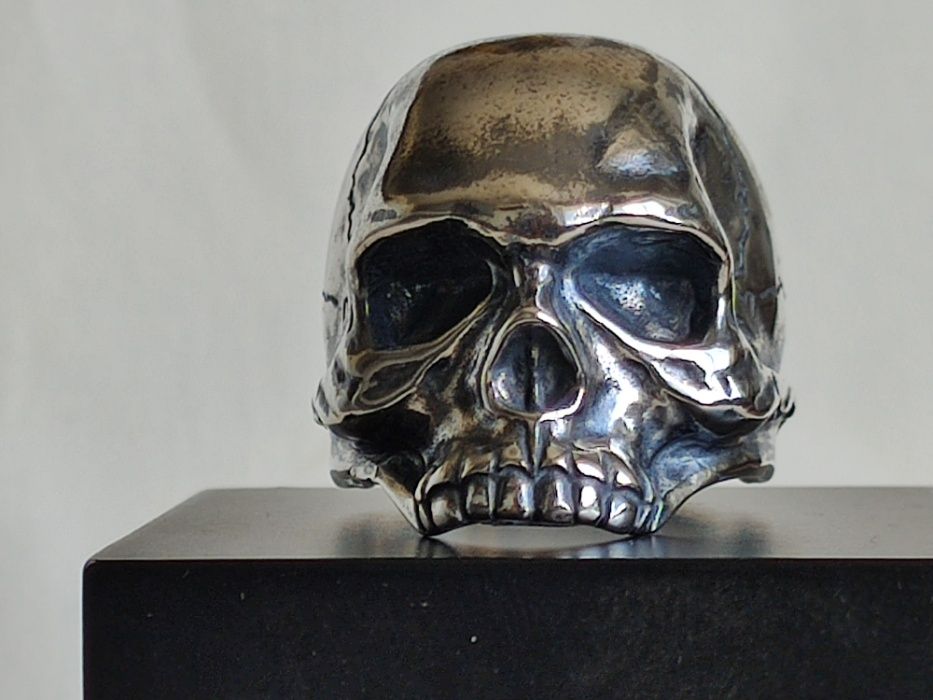 серебряное кольцо череп