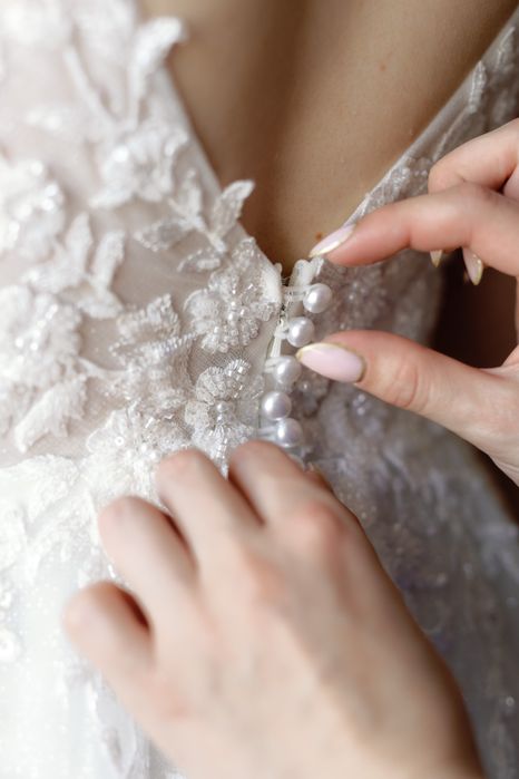 Suknia ślubna z rozcięciem