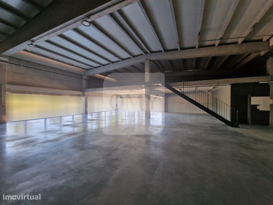 Armazém novo de 930 m2, com cais junto à Zona Industrial de Vila Real