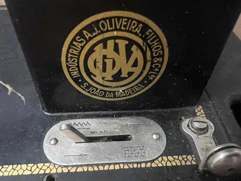 Máquina de Costura Antiga Oliva CL 45 com Móvel
