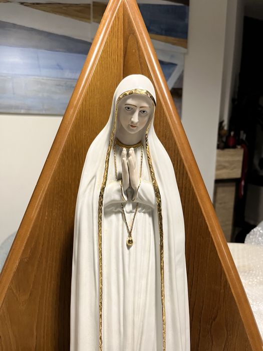 Nossa Senhora de Fatima com altar em madeira