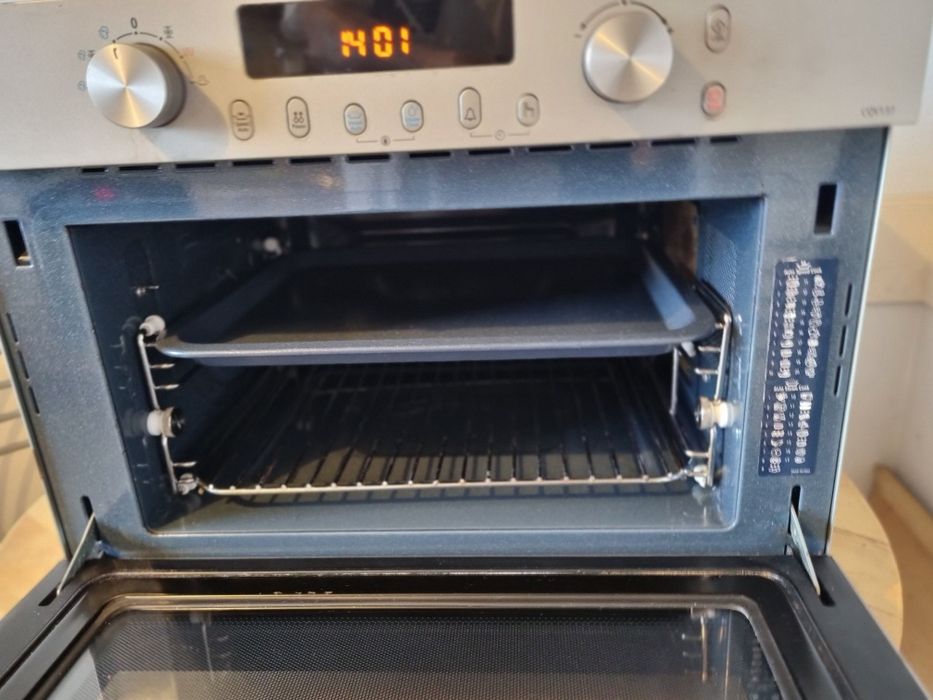 Piekarnik parowo -mikrofalowy firmy Samsung.