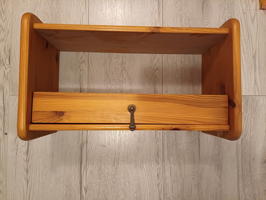 Półka z drewna sosnowego
