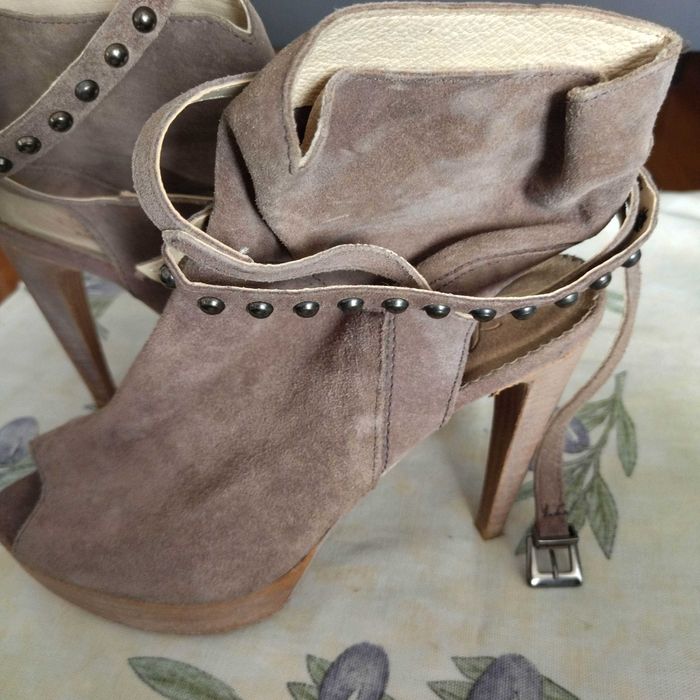 Botins em pele peep toe café com leite compensados da VERO CUOIO T.36