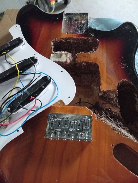 Compro guitarras elétricas operacionais ou danificadas.