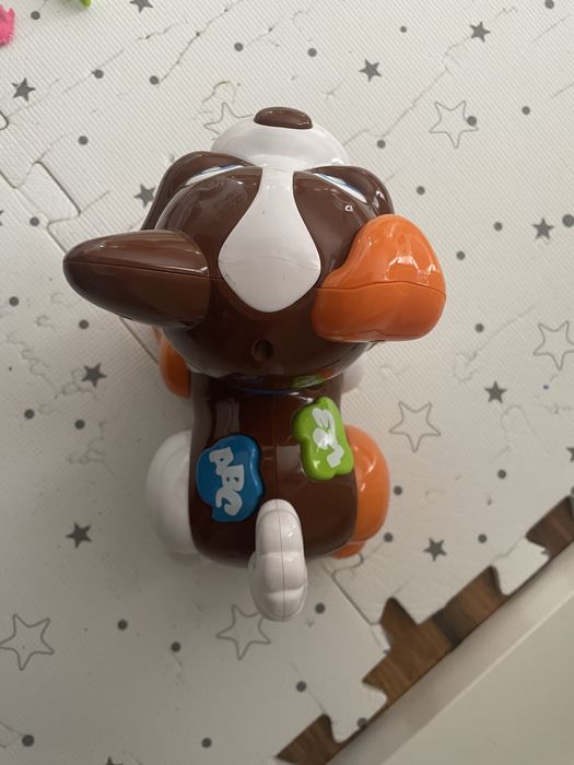 Clementoni piesek interaktywny.