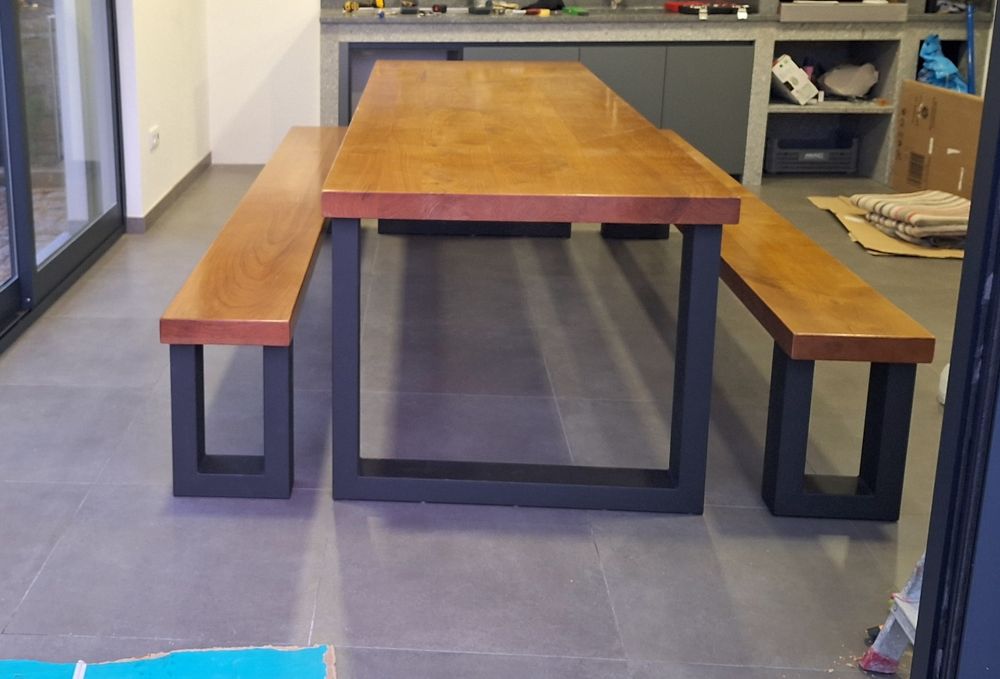 Mesa de Madeira maciça com pés em ferro
