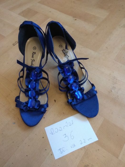 Piękne niebieskie buty. Wesele, studniówka, dyskoteka