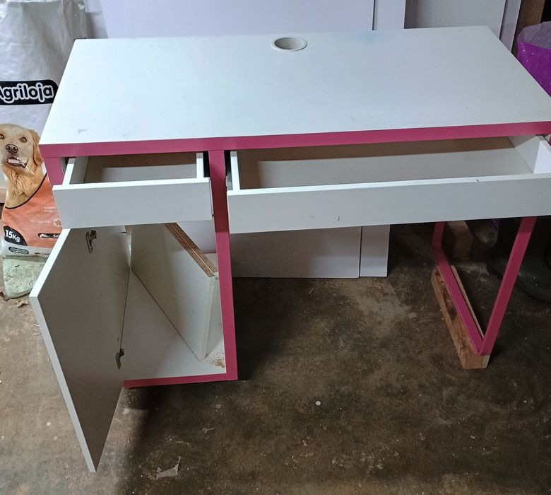 Secretária branca e rosa