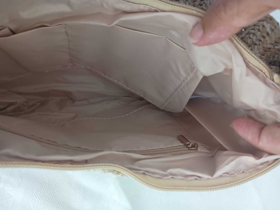 Mala dourada a tiracolo da JETLAG