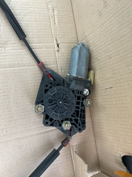 Ford fiesta 98 lado direito frente elevador da porta