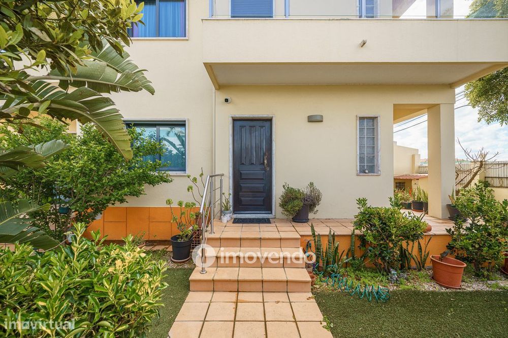 Moradia T6 exclusiva, com piscina e garagem, na Charneca da Caparica