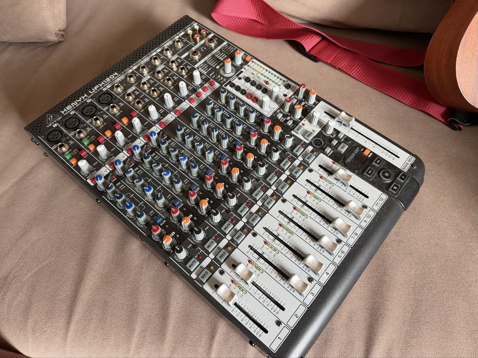 Мікшерний пульт Behringer Xenyx UFX1204 USB