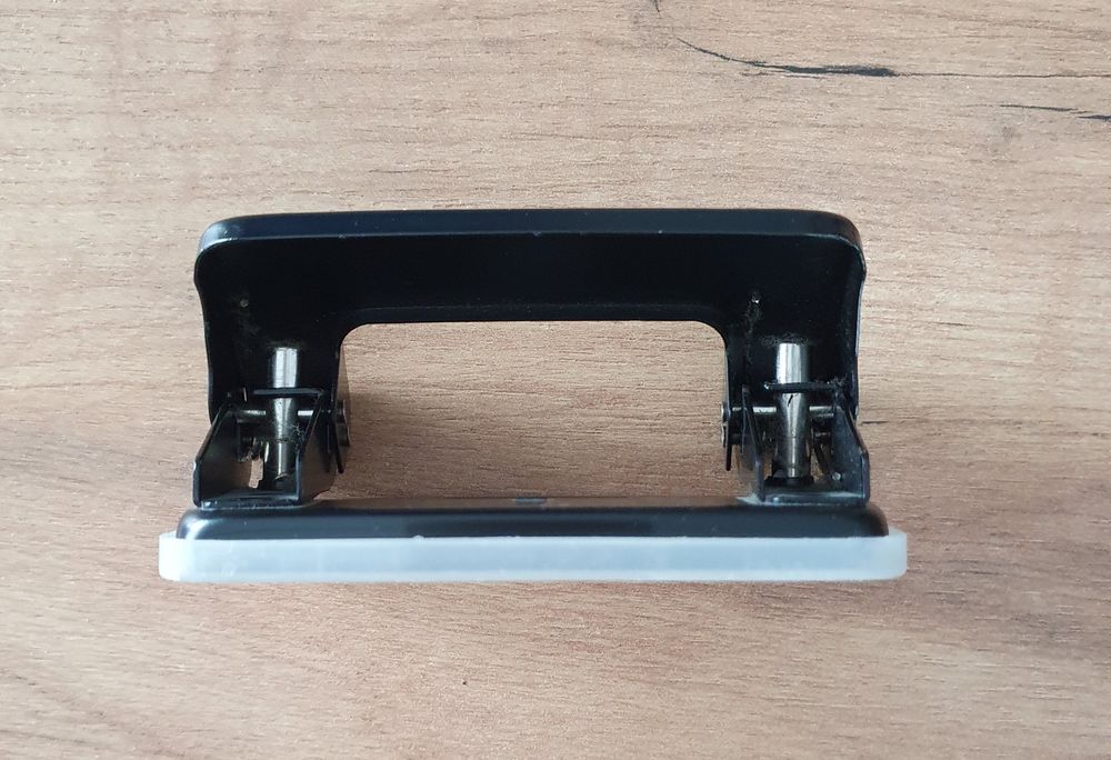 Dziurkacz biurkowy Eagle czarny