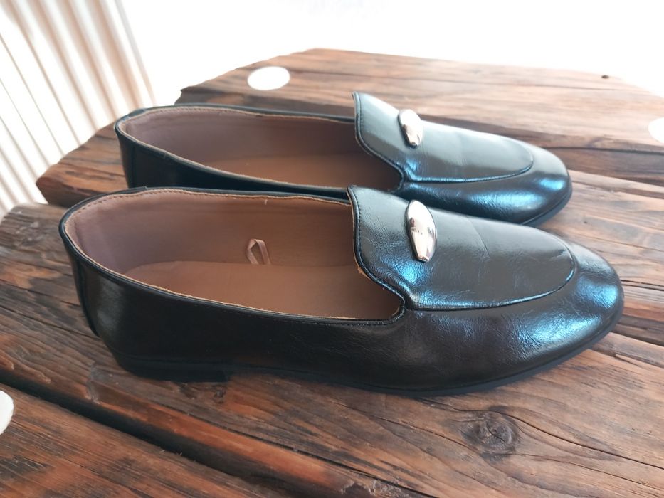 Skórzane czarne Loafersy Reserved.