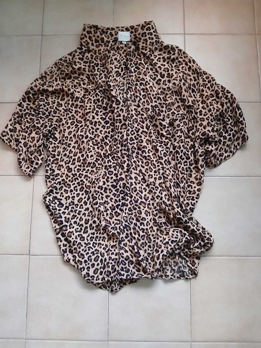 Camisa tipo seda (não tem botões)